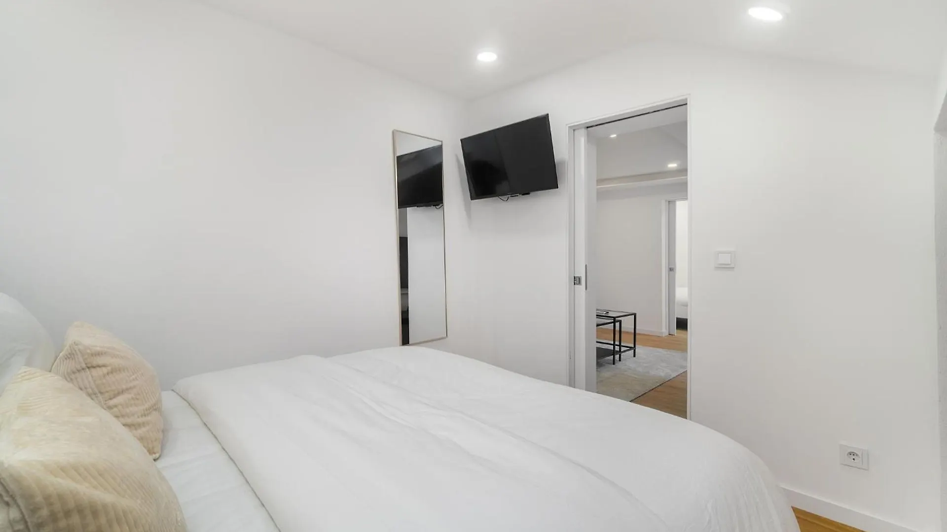 Whome Stylish Top-Floor Flat In Iconic Chiado Lissabon Portugal