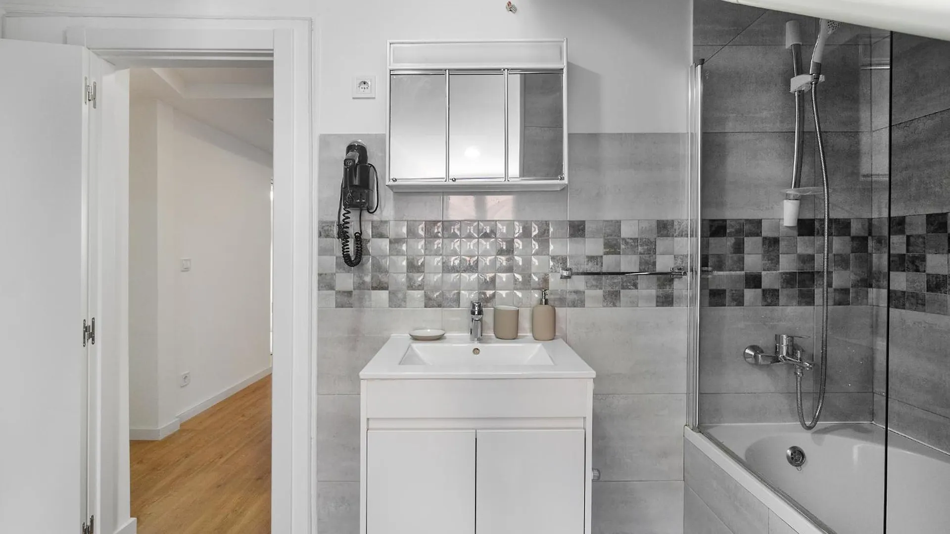 Whome Stylish Top-Floor Flat In Iconic Chiado Lisboa